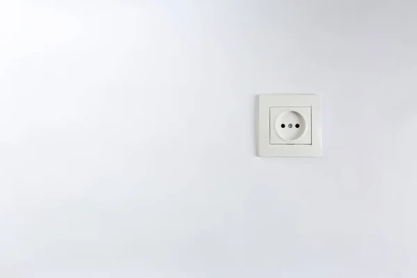 Presa di corrente su sfondo bianco. Apparecchiature elettriche — Foto Stock