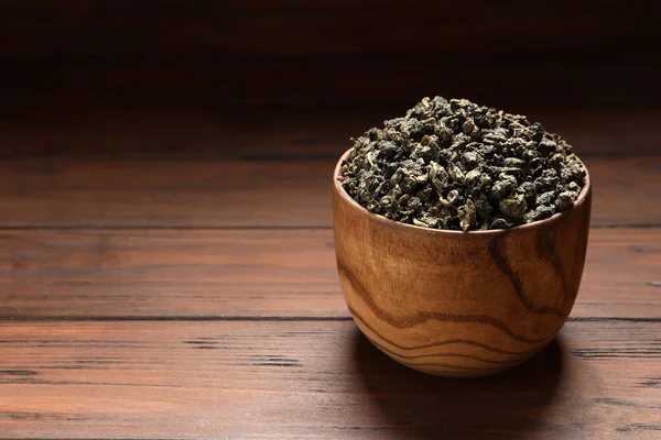 Tál Tie Guan Yin oolong tea levelek fából készült asztal. Hely a szöveg — Stock Fotó