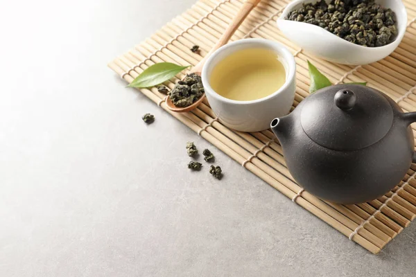 Чайник и чашка Tie Guan Yin oolong на сером столе. Пространство для текста — стоковое фото