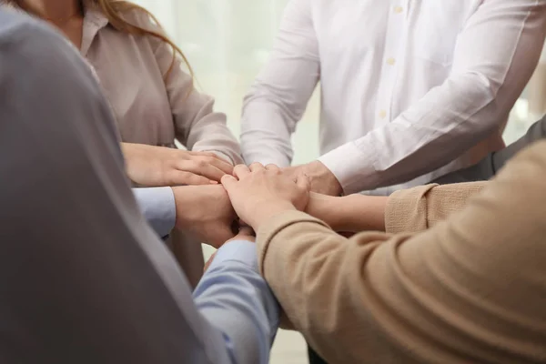 Groep mensen bij elkaar, hun handen te houden closeup — Stockfoto