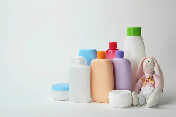 Baby cosmetische producten en speelgoed op witte achtergrond — Stockfoto