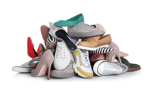 Pile de chaussures féminines sur fond blanc — Photo