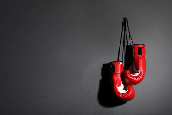 Par de guantes de boxeo sobre fondo gris, espacio para texto — Foto de Stock