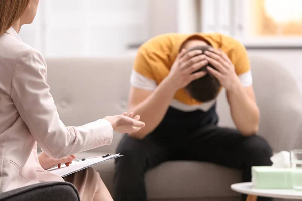 Psicoterapeuta trabajando con un joven en la oficina — Foto de Stock