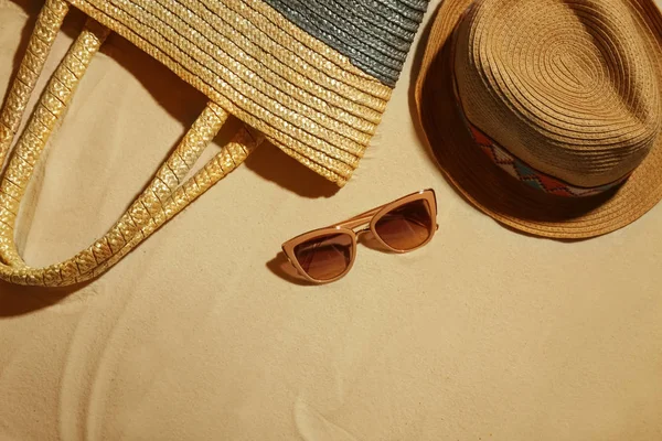 Diversi accessori da spiaggia sulla sabbia, vista dall'alto — Foto Stock