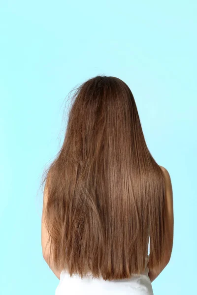 Donna prima e dopo il trattamento dei capelli su sfondo colore — Foto Stock