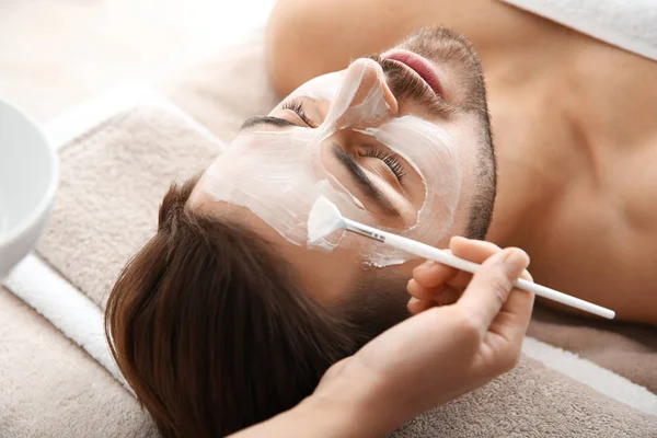 Kosmetolog tillämpa mask på kundens ansikte i spasalong — Stockfoto