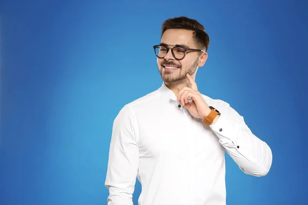 Retrato de joven guapo con gafas sobre fondo de color — Foto de Stock