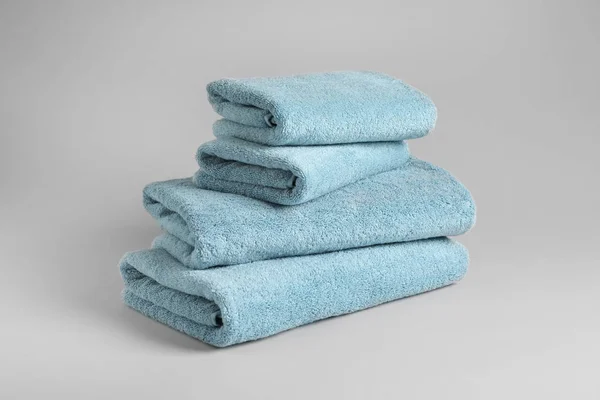 Bunt färsk fluffiga handdukar på grå bakgrund — Stockfoto