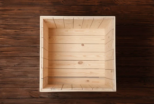 Открытый пустой деревянный ящик на цветном фоне, вид сверху — стоковое фото