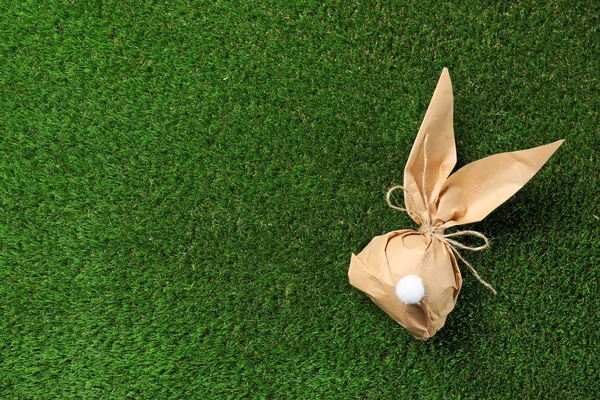 Easter bunny prezent torba na zielonej trawie, widok z góry. Miejsca na tekst — Zdjęcie stockowe