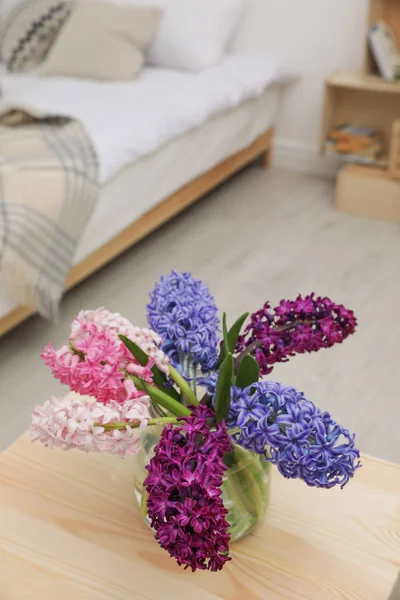 室内のテーブルの上のガラスの花瓶で美しいヒヤシンス。春の花 — ストック写真