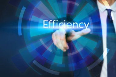 İşadamı basarak renk arka plan, closeup sanal ekran butonuna. Enerji verimliliği kavramı