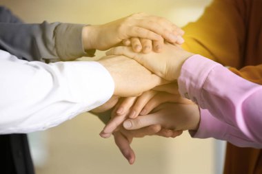 Grup birlikte kapalı, ellerini koyarak gönüllü portre