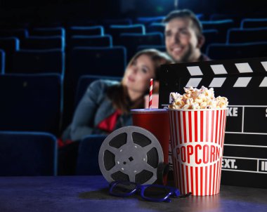 Patlamış mısır, Klaket ve reel sinema salonu ahşap tablo fincan. Metin için yer 