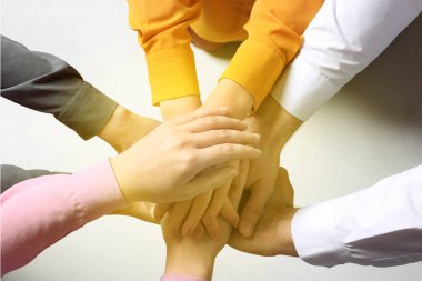 Grup gönüllü ellerini birlikte açık renkli, üstten görünüm koyarak