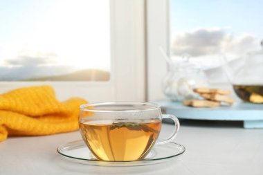 Pencere sıcak kış içki fincan ile kompozisyon