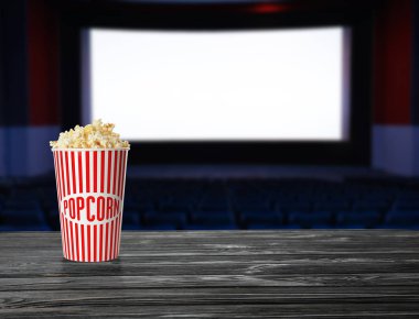 Patlamış mısır ahşap tablo boş sinema salonu fincan. Metin için yer 