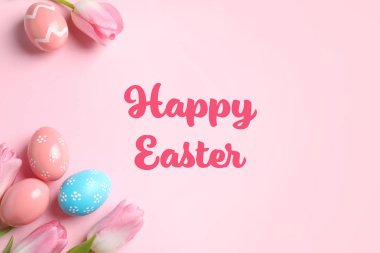 Boyalı yumurta ve metin mutlu Paskalya renkli arka plan üzerinde düz yatıyordu kompozisyonu