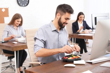 Ofis çalışanları işyerinde öğle yemeği. Food teslim