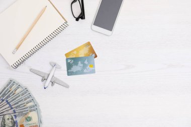 Kredi kartları ve uçak model seyahat acentesi ahşap masa üzerinde düz yatıyordu kompozisyonu