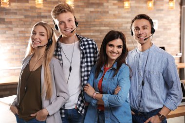 Kulaklıklar modern ofisindeki işleçlerle teknik destek