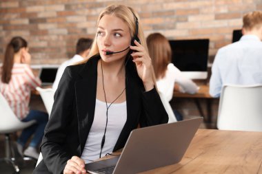 Modern ofis içinde kulaklık işleciyle teknik destek