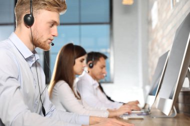 Teknik destek ekibi modern ofisinde çalışıyor