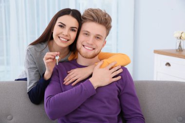 Genç kapalı yeni onların evinden anahtarı ile çift. Taşınma günü