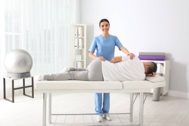 Doktor hastanede hasta ile çalışma. Rehabilitasyon Masaj