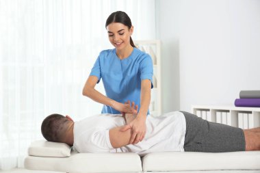 Doktor hastanede hasta ile çalışma. Rehabilitasyon Fizyoterapi