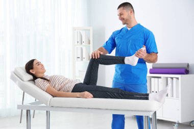 Doktor hastanede hasta ile çalışma. Rehabilitasyon Fizyoterapi