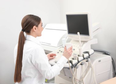 Profesyonel radyolog modern ultrason makinasıyla klinikte