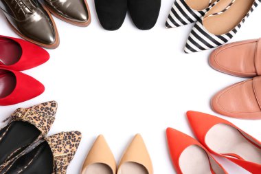 Beyaz arka plan, metin için yer ile üstten görünüm üzerinde farklı ayakkabı çerçeve yaptı