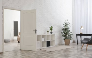 Oturma odası iç şık mobilya ve açık kapı ile