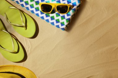 Plaj aksesuarları kum, en iyi görünüm. Metin için yer