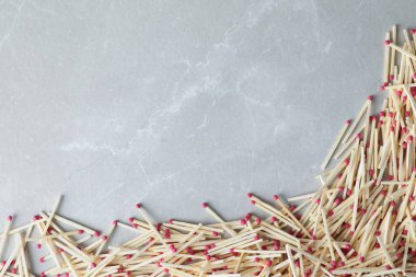 Maçlar ve gri arka plan üzerinde metin için yer düz yatıyordu kompozisyonu