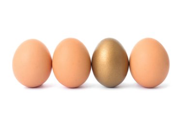 Beyaz zemin üzerine diğerleri arasında altın yumurta