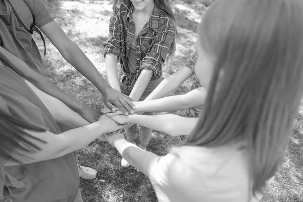 Crianças juntando as mãos ao ar livre, close-up. Conceito de ajuda — Fotografia de Stock