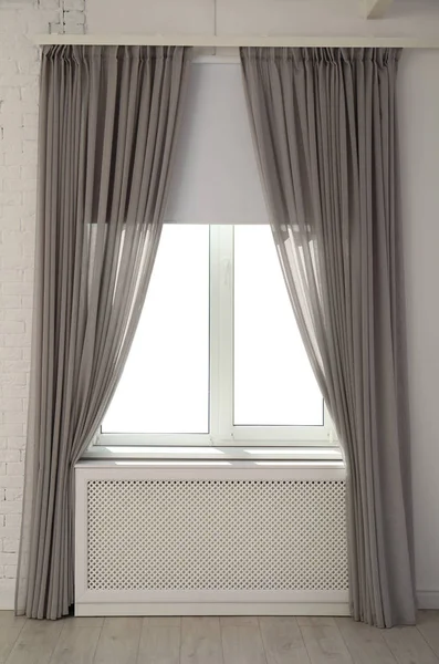 Jendela modern baru dengan tirai di kamar — Stok Foto