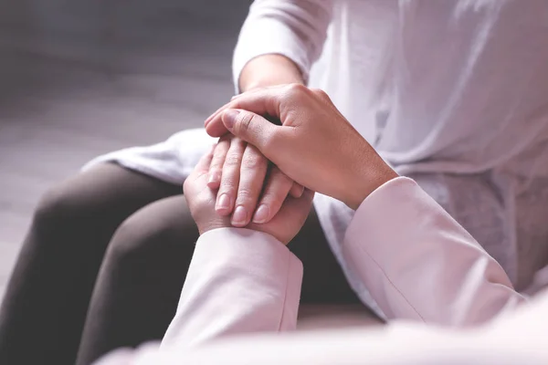 Voluntario de la mano de la mujer en el interior, primer plano — Foto de Stock