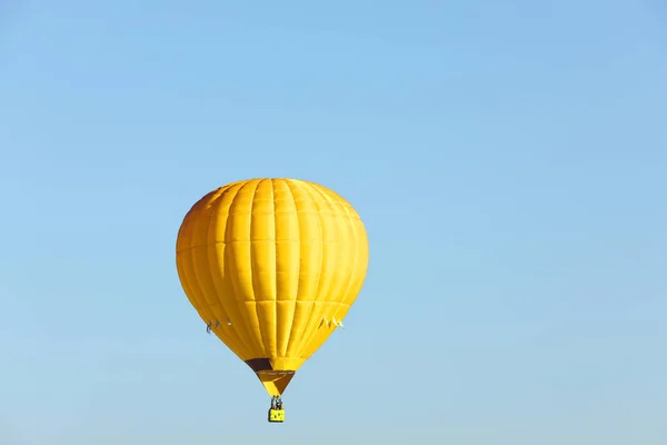 Beautiful view of gold hot air balloon in blue sky. Space for text — Stock Photo, Image