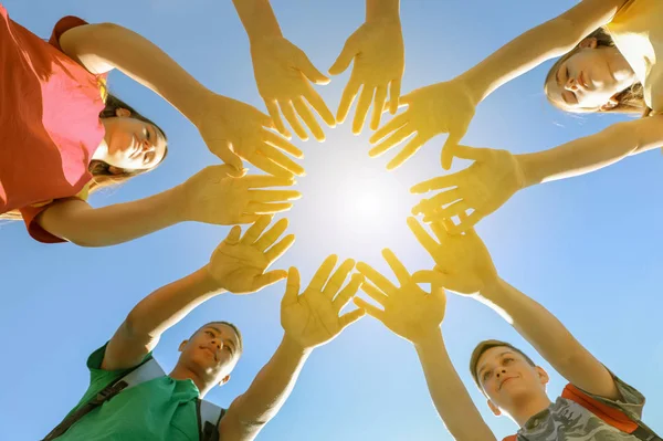 Grupo de voluntários unindo as mãos ao ar livre, vista inferior — Fotografia de Stock