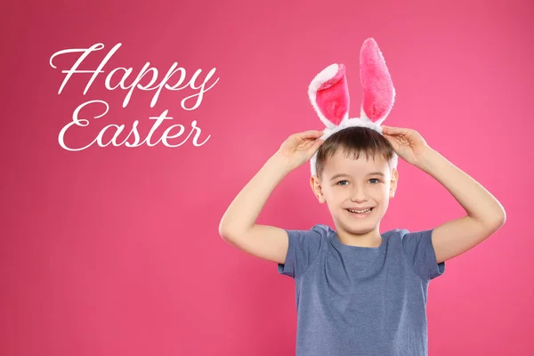Retrato de niño pequeño en diadema de orejas de conejo sobre fondo de color. Feliz Pascua — Foto de Stock