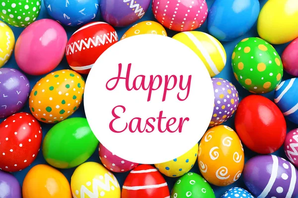 Sok színes festett tojás és szöveg Kellemes Húsvéti Ünnepeket, felülnézet — Stock Fotó