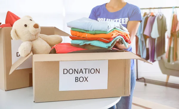 Voluntarios recogiendo donaciones en la mesa en el interior, primer plano —  Fotos de Stock