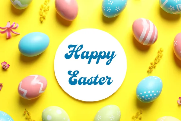 Boyalı yumurta ve renk arka plan, üstten görünüm üzerinde metin mutlu Paskalya kartı — Stok fotoğraf