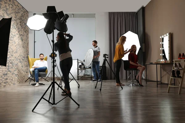 Estudio fotográfico con equipo profesional y equipo de trabajadores — Foto de Stock