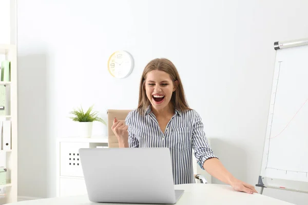 Giovane donna emotiva con computer portatile che celebra la vittoria in carica — Foto Stock