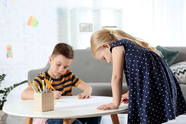 Petits enfants mignons dessinant ensemble à la maison — Photo